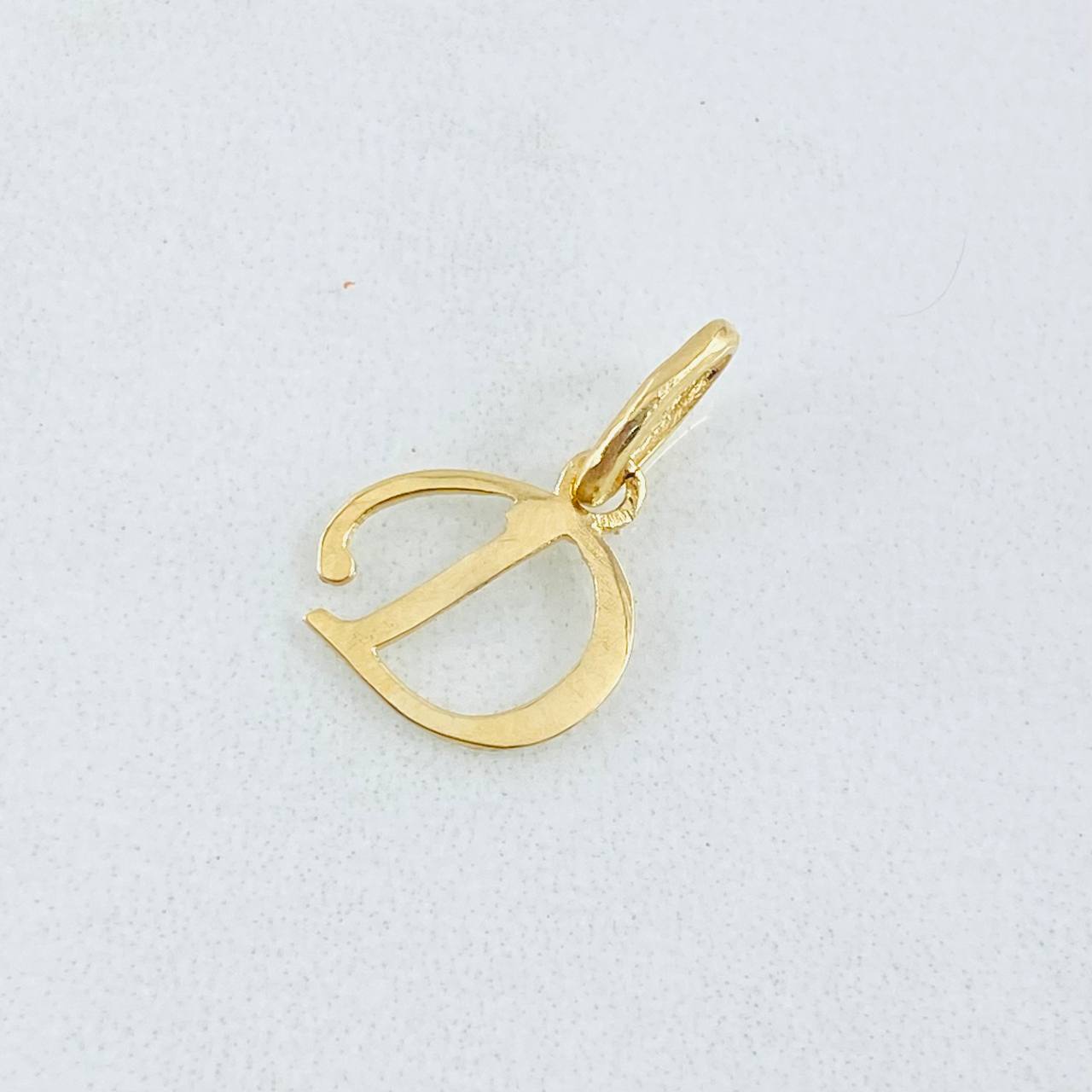 Dije Letra D 0.4gr / 3/4 in / Oro Amarillo 18K