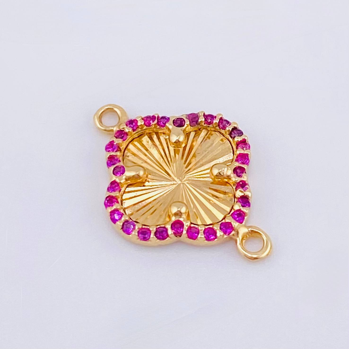 Clover Charm Dense Edge 1.1gr / 3/4 in / 18K Yellow Gold ©