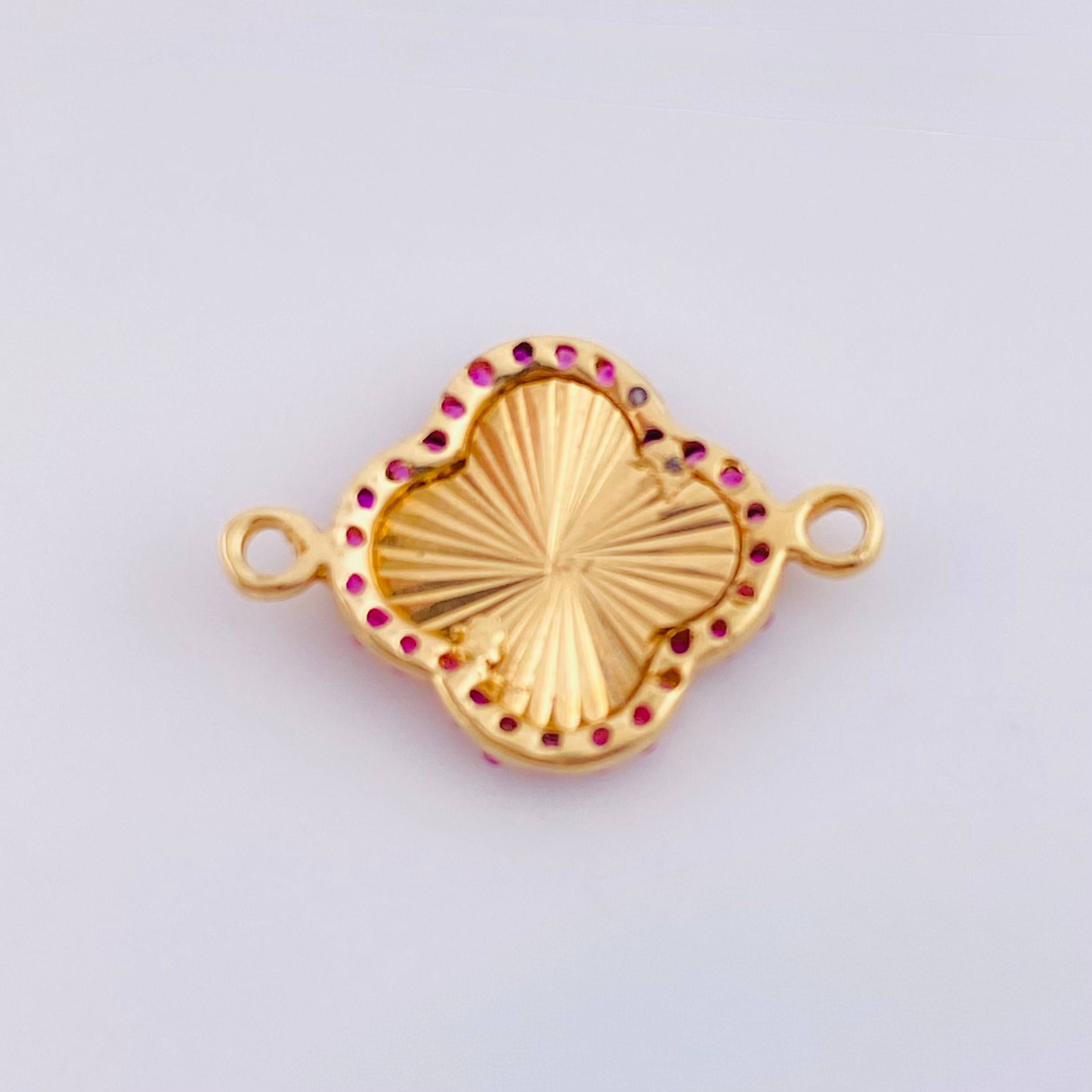 Clover Charm Dense Edge 1.1gr / 3/4 in / 18K Yellow Gold ©