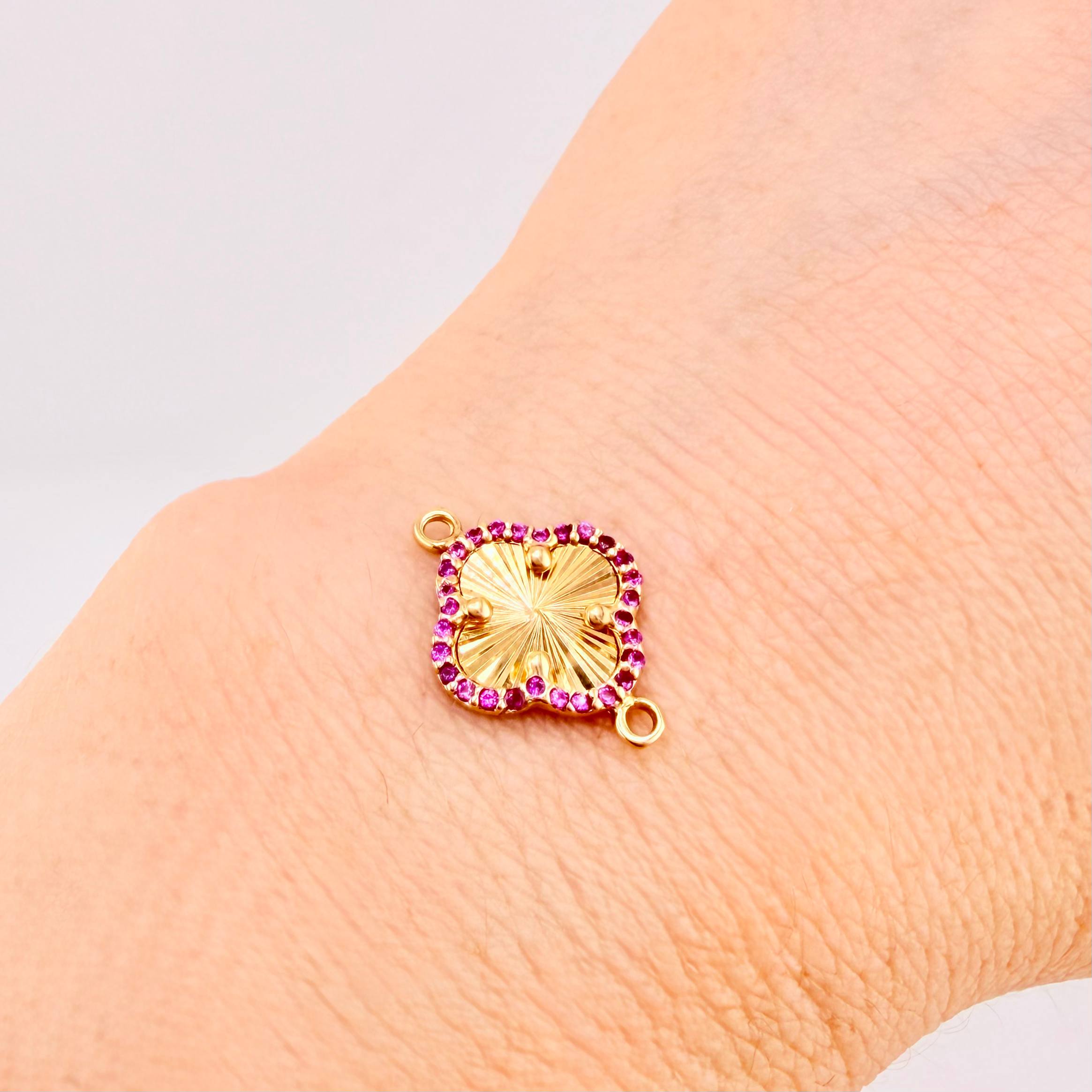 Clover Charm Dense Edge 1.1gr / 3/4 in / 18K Yellow Gold ©