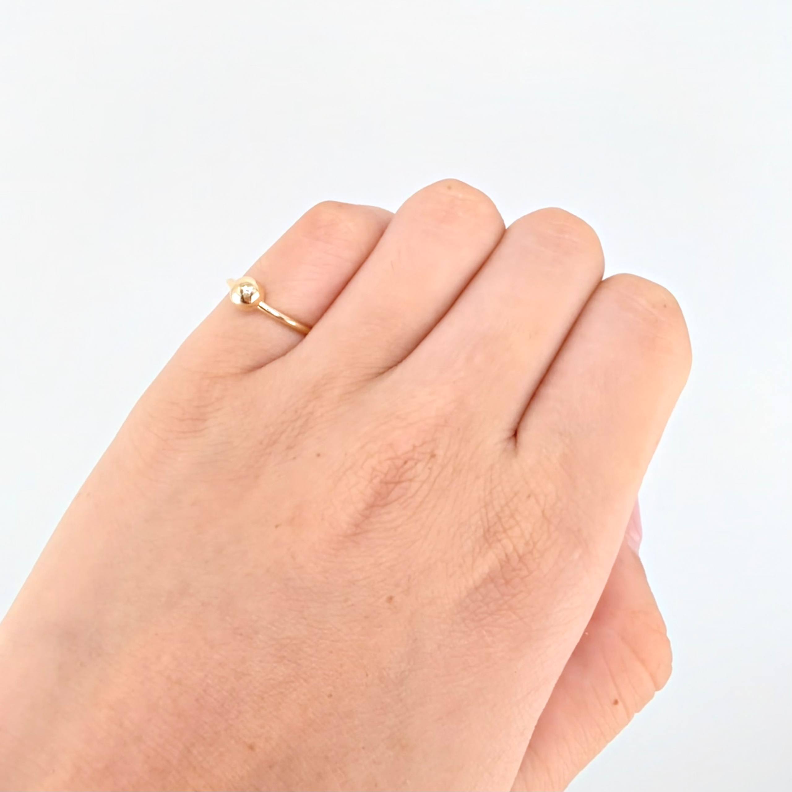Anillo Medio Dedo Abrazo Media Bola 5mm 1.5gr / T3 1/2 / Oro Amarillo 18K ©