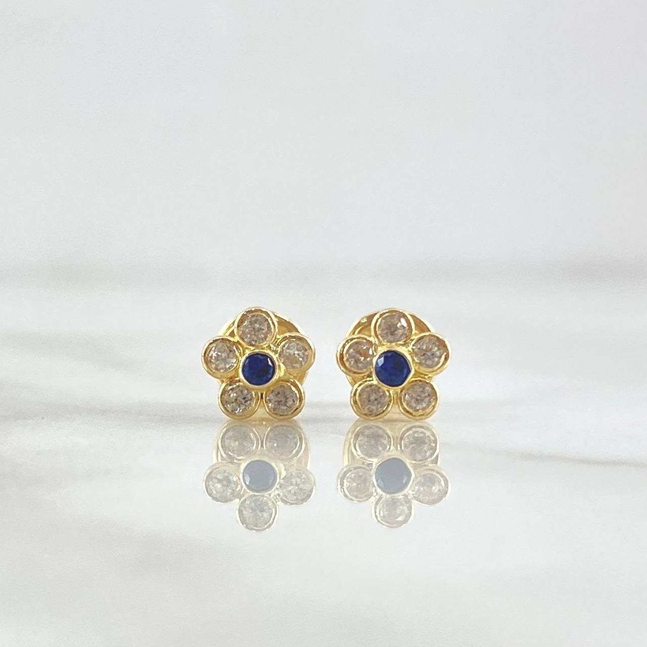 Stud Earrings Flor Sakura 0.7gr / 6mm White Zircons Royal Blue 18K Yellow Gold