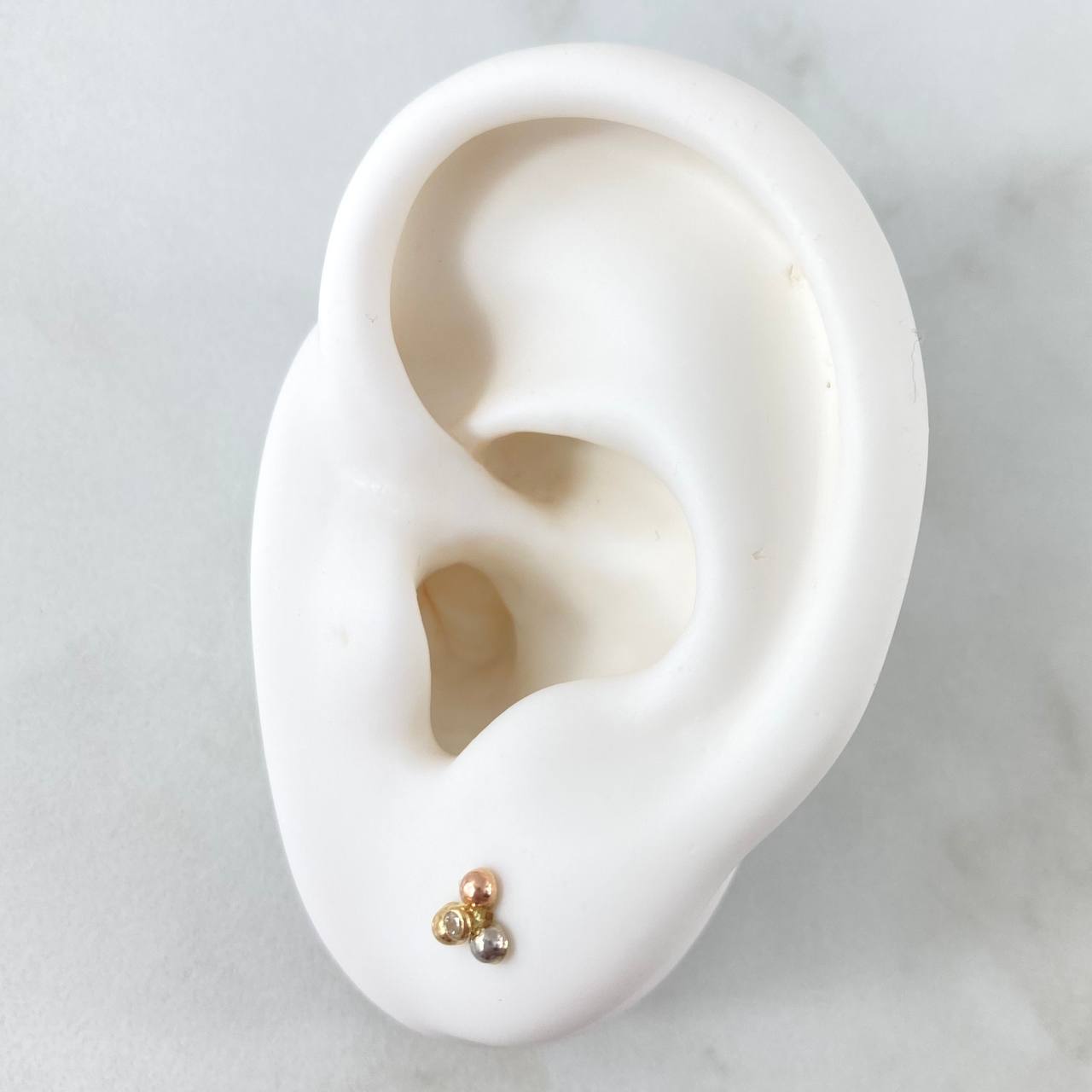 Trio Beads Stud Earrings 0.55gr / 18K Gold ©