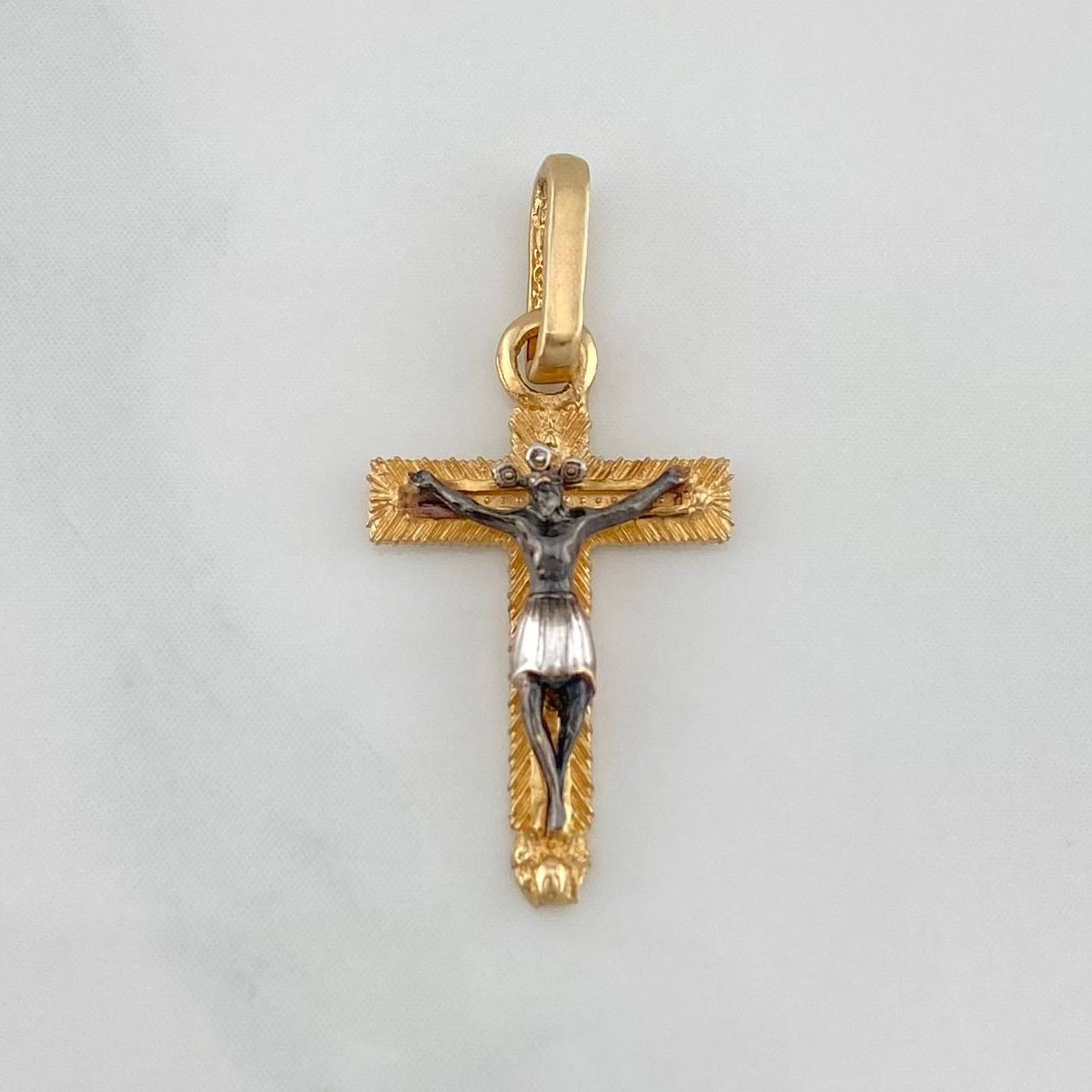 Dije Cruz Cristo Milagroso De Buga 0.85 g / 1 in Tres Oros 18K