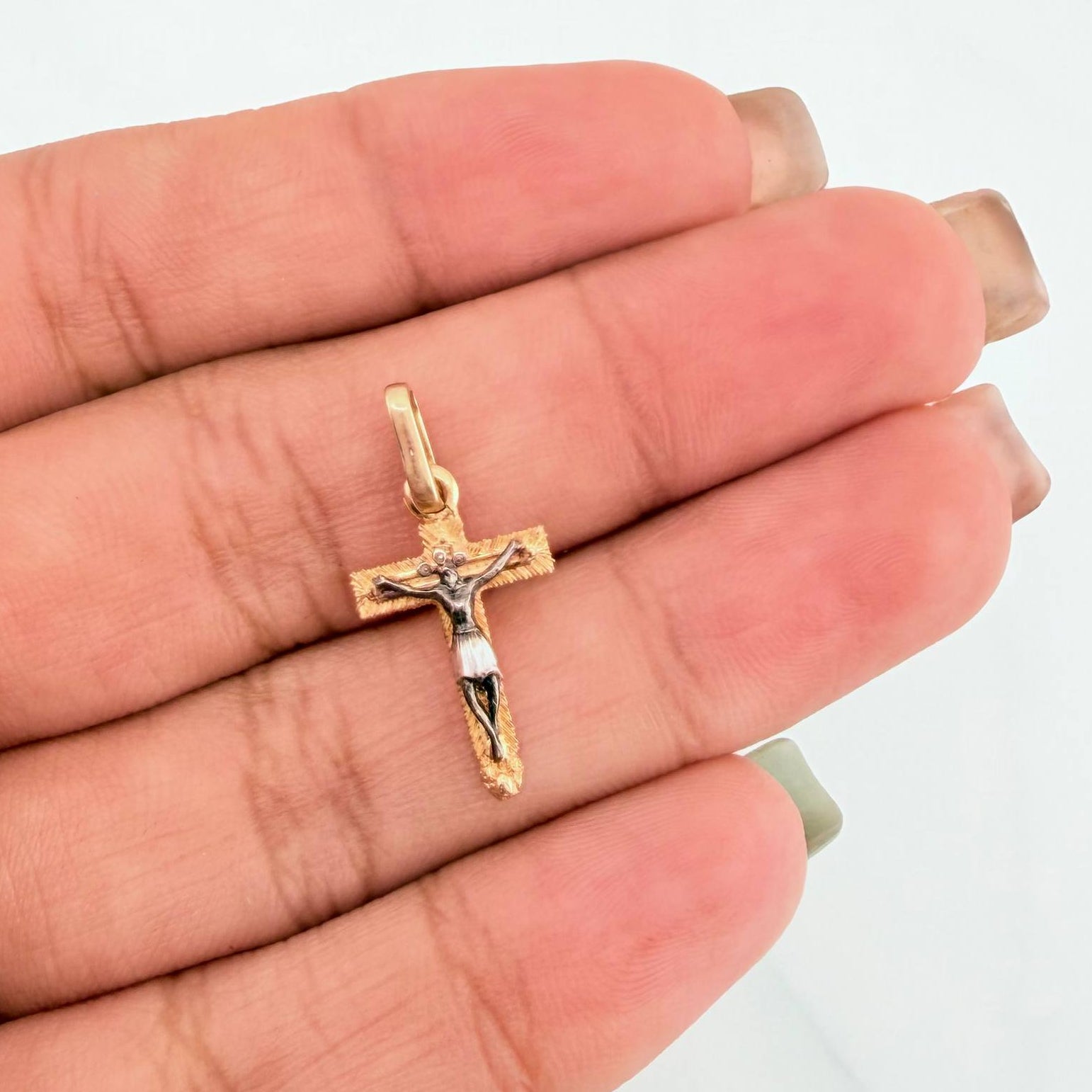 Dije Cruz Cristo Milagroso De Buga 0.85 g / 1 in Tres Oros 18K