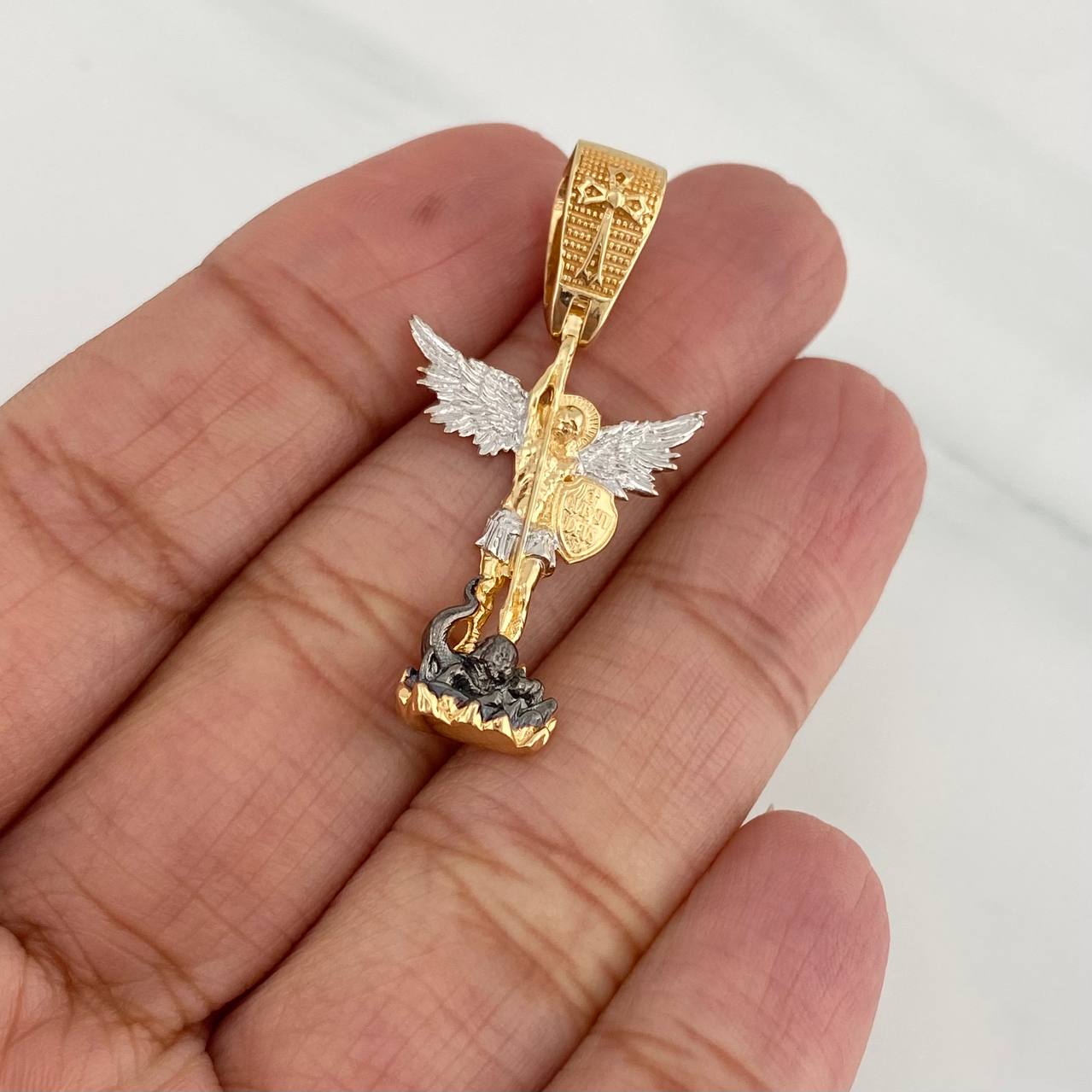 Dije San Miguel Arcangel 4.7 g / 1 1/2 in Tres Oros 18K