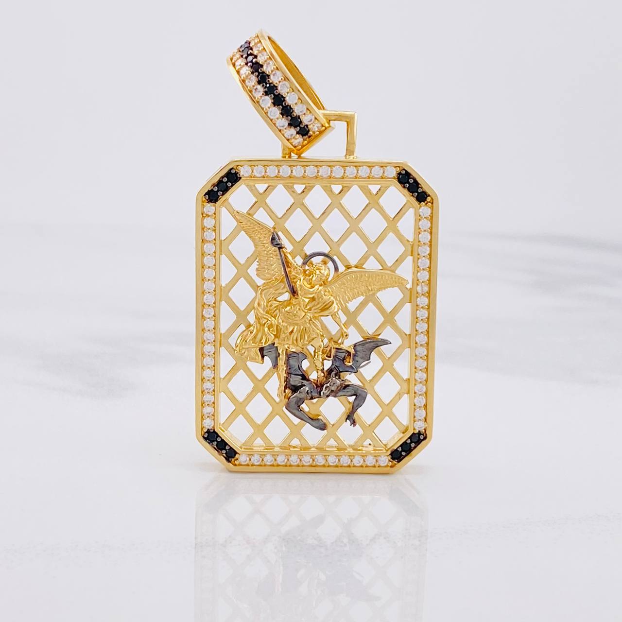 Dije Placa Malla San Miguel Arcangel 21.9g / 2 1/4 in Dos Oros Negro Amarillo 18K