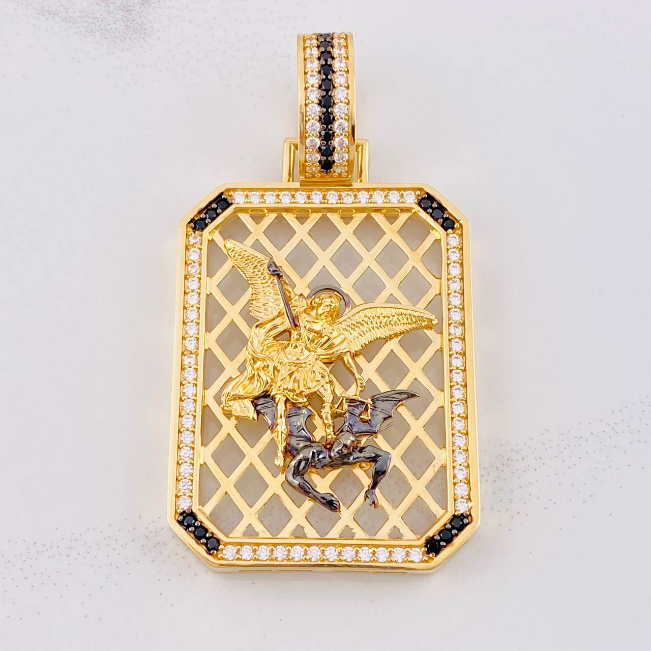Dije Placa Malla San Miguel Arcangel 21.9g / 2 1/4 in Dos Oros Negro Amarillo 18K