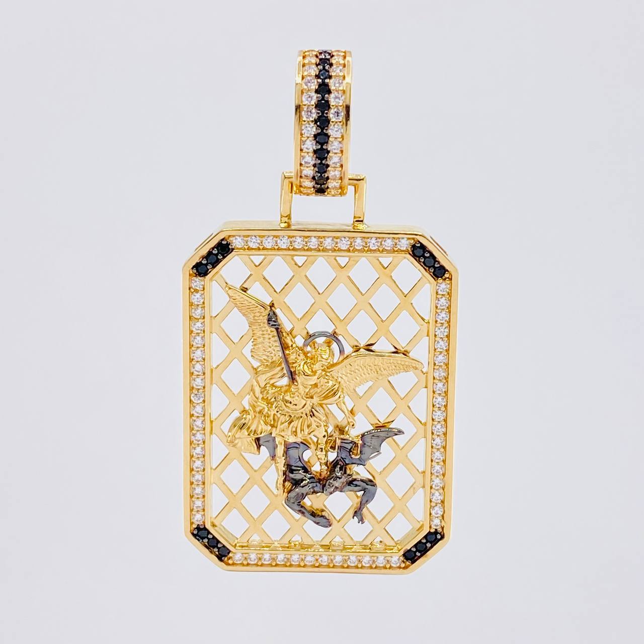 Dije Placa Malla San Miguel Arcangel 21.9g / 2 1/4 in Dos Oros Negro Amarillo 18K