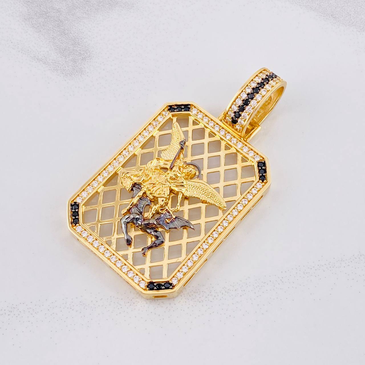 Dije Placa Malla San Miguel Arcangel 21.9g / 2 1/4 in Dos Oros Negro Amarillo 18K