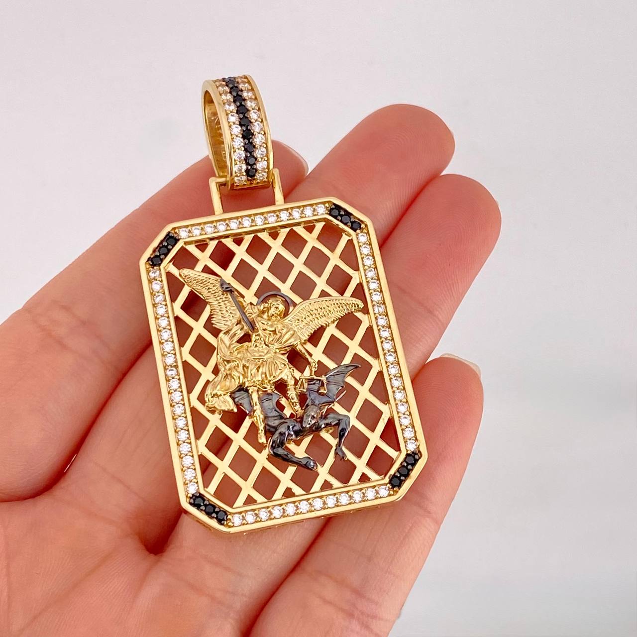 Dije Placa Malla San Miguel Arcangel 21.9g / 2 1/4 in Dos Oros Negro Amarillo 18K