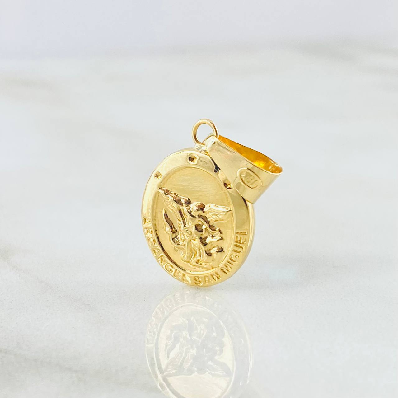Dije San Miguel Arcangel 0.7gr / 3/4 in / Oro Amarillo 18K