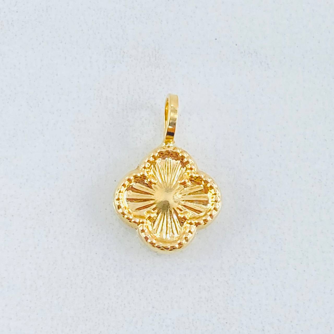 Dije Trebol Dorado 0.5gr / 1/2 in / Oro Amarillo 18K