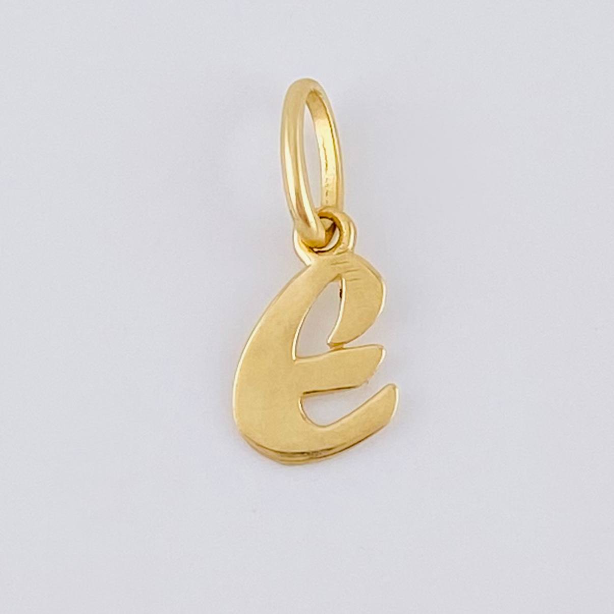 Dije Letra E Cursiva 0.35 g / 3/4 in Oro Amarillo 18K