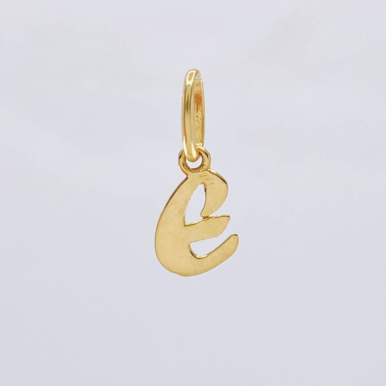 Dije Letra E Cursiva 0.35 g / 3/4 in Oro Amarillo 18K