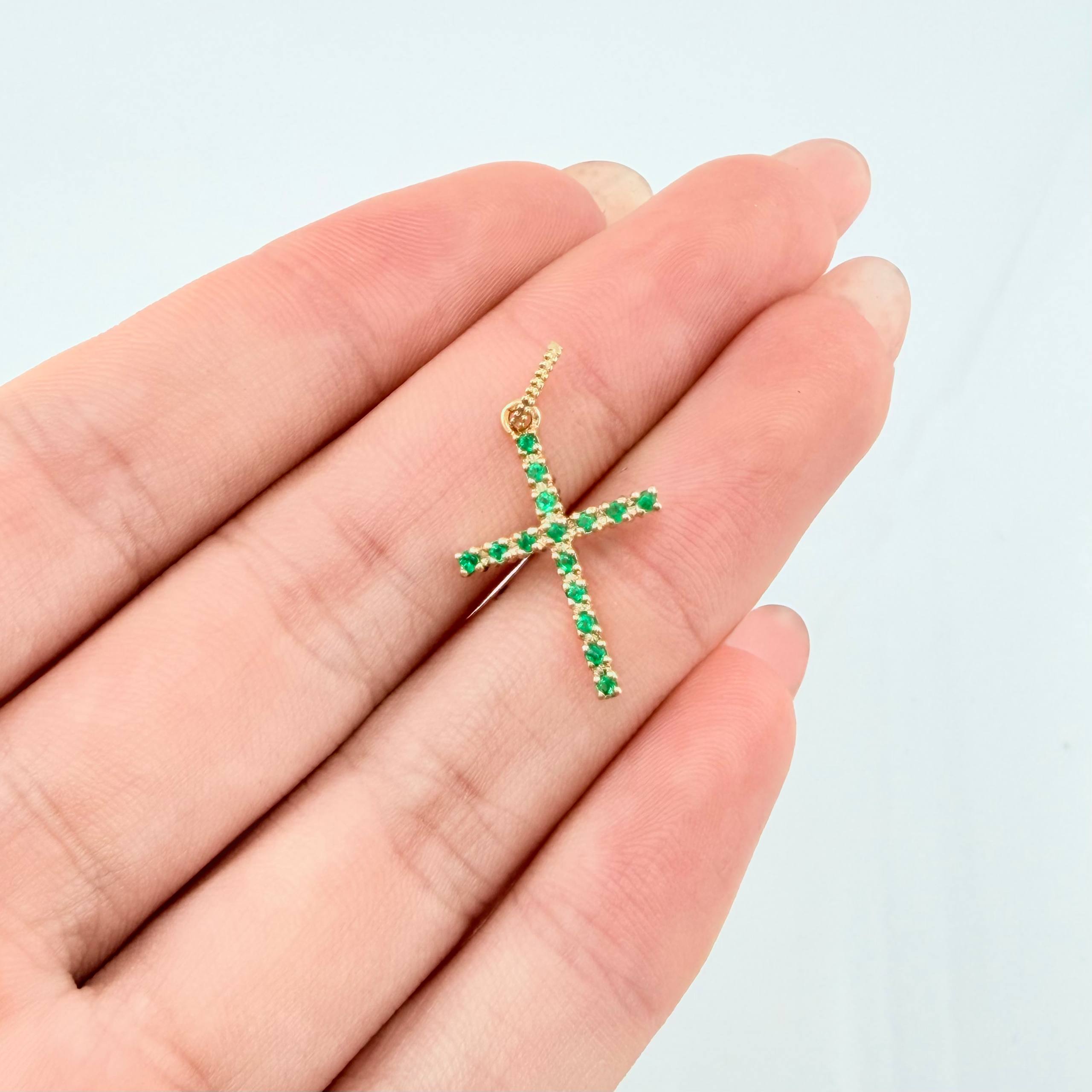 Emerald Cross Pendant 11pts 0.9gr / 3/4 in / 18K Yellow Gold ©