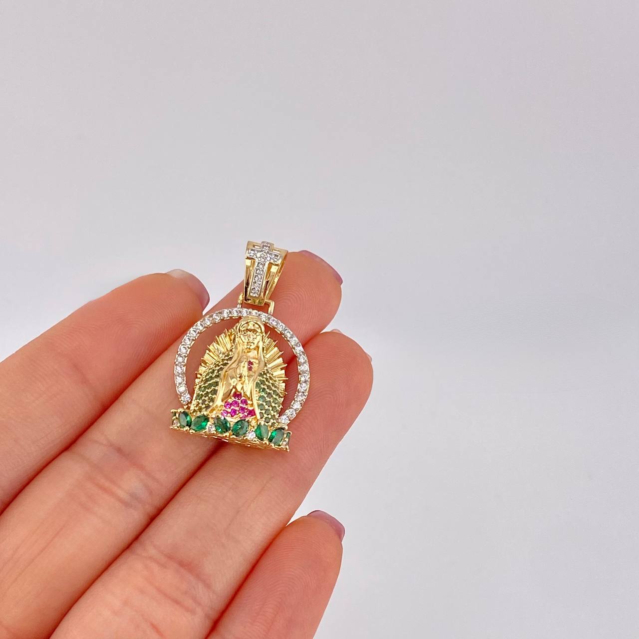 Pendant Virgin of Guadalupe in Relief 7.05g / 1 1/4 in 18K Yellow Gold