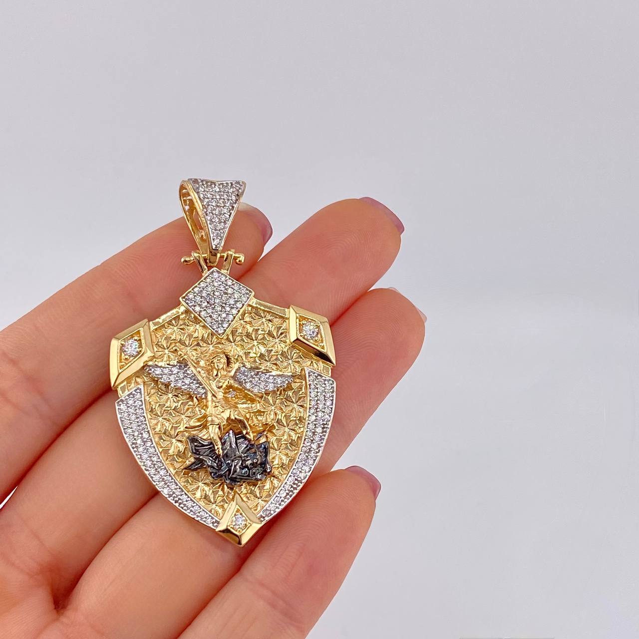 Dije Escudo San Miguel Arcangel 16.2g / 2 1/4 in Dos Oros Amarillo Blanco 18K