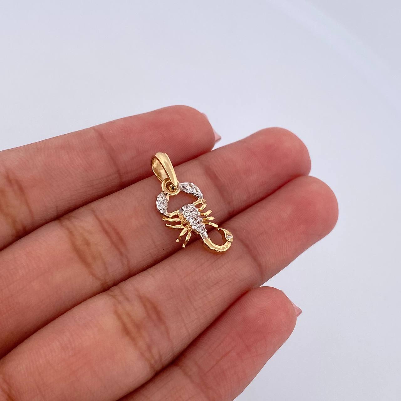 Dije Escorpion 1.1gr / 2.1cm / Circones Blancos Dos Oros Amarillo Blanco 18K &