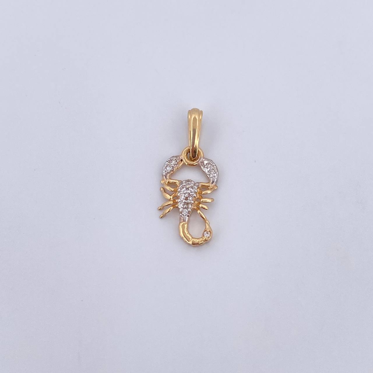 Dije Escorpion 1.1gr / 2.1cm / Circones Blancos Dos Oros Amarillo Blanco 18K &