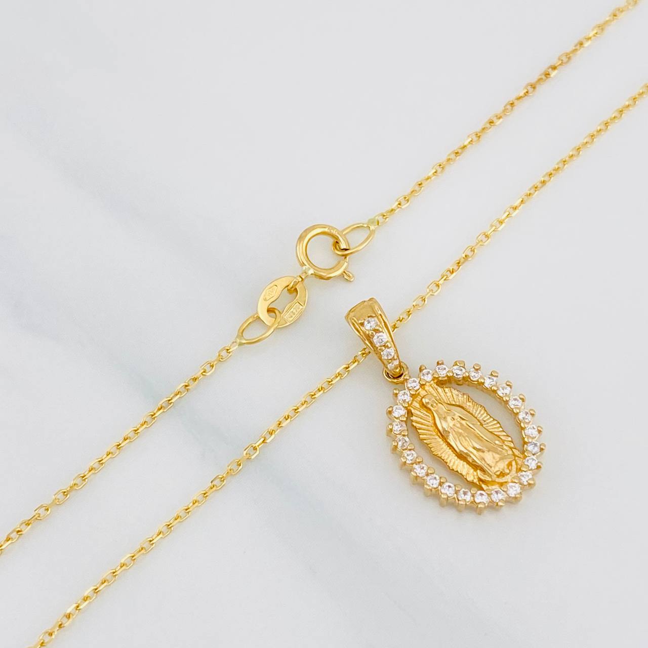 Classic Link Chain + Pendant Virgin Guadalupe / 2.7g / 18 in Yellow Gold 18K