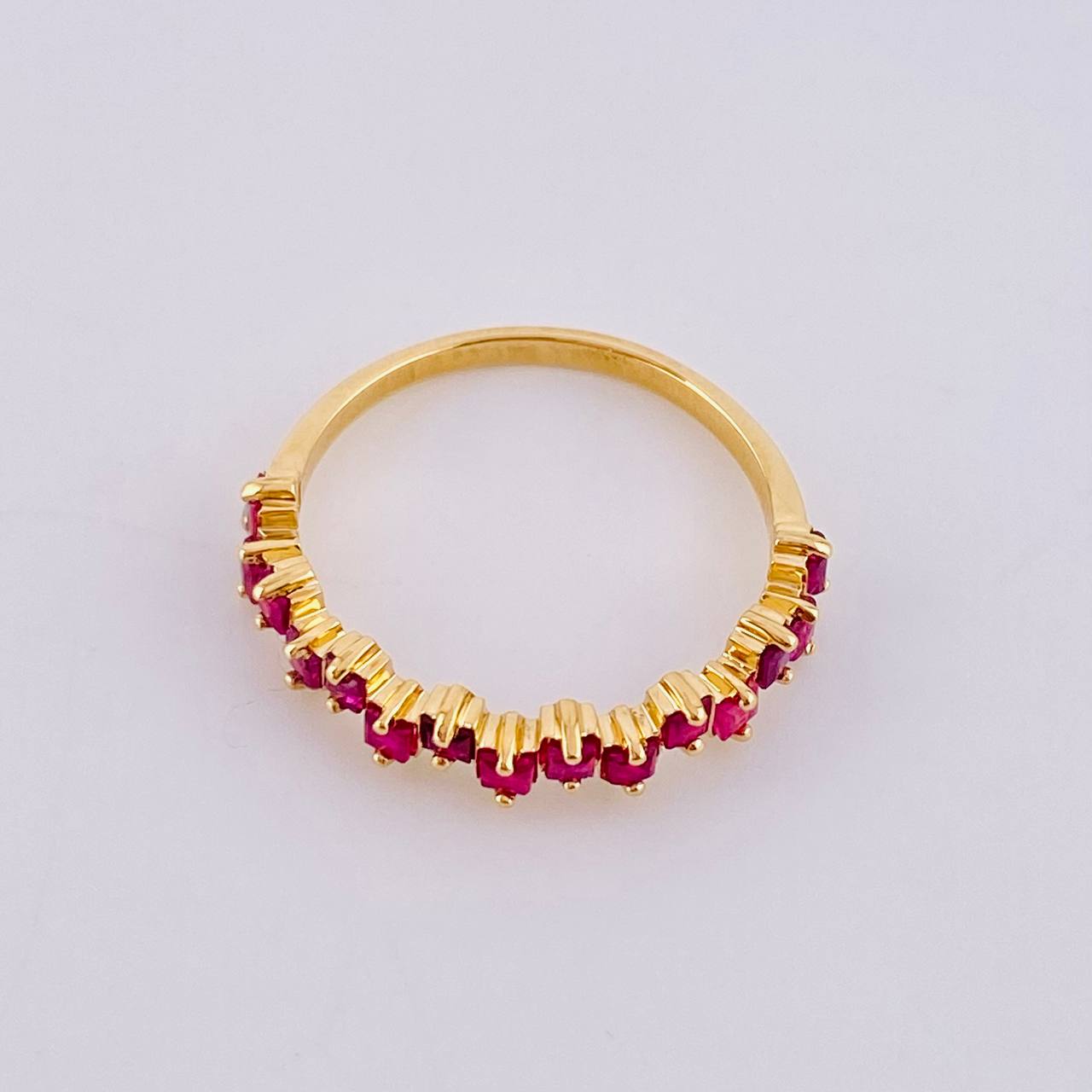 Anillo Zafiros Fucsias 81pts 1.8gr / T6 1/4 / Oro Amarillo 18K