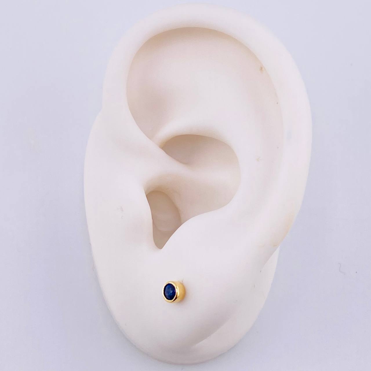 Circle Sapphire Stud Earrings 26Pts 0.9gr / 3.6mm 18K Yellow Gold