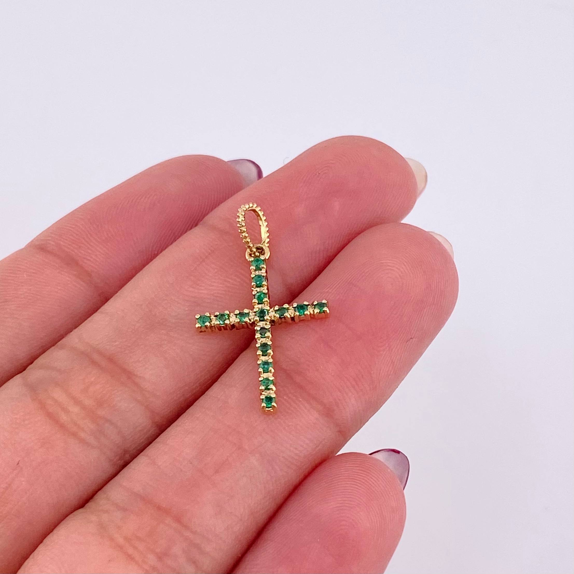 Emerald Cross Pendant 14pts 0.95gr / 1 in / 18K Yellow Gold