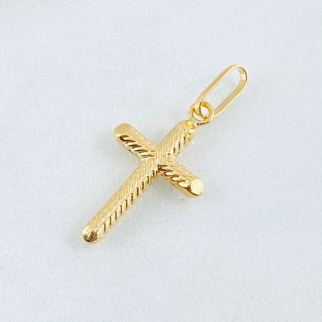 Dije Cruz 0.9gr / 1 1/4 in / Oro Amarillo 18K