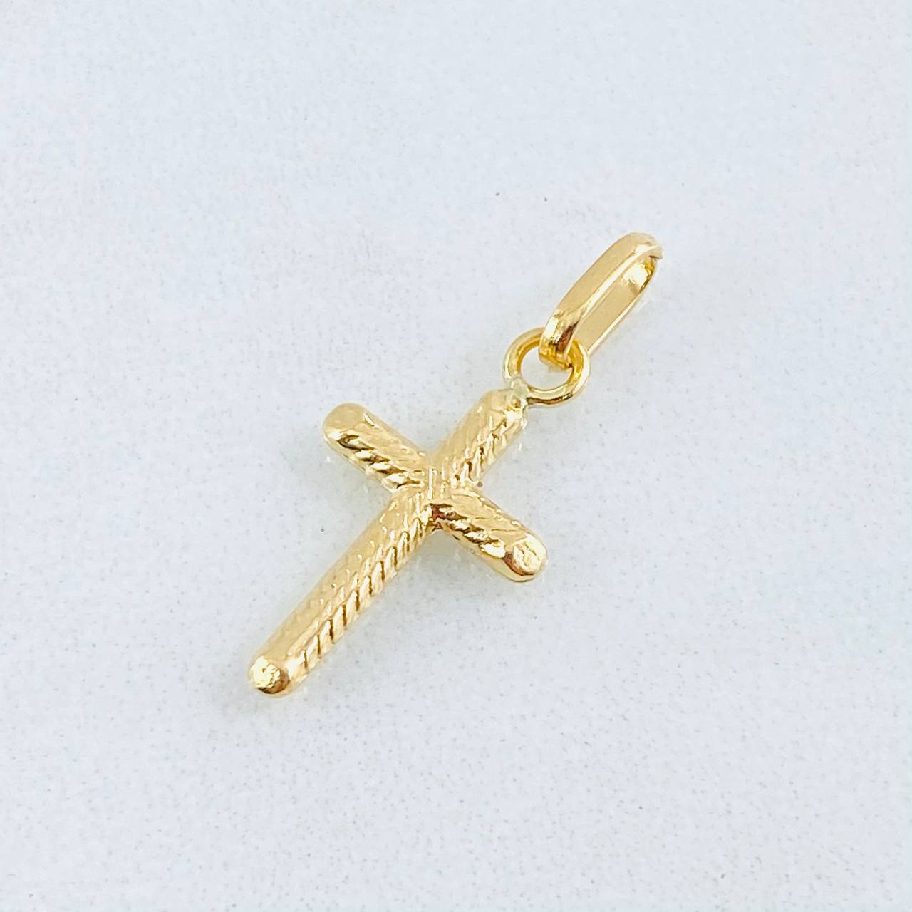 Dije Cruz 0.6gr / 1 in / Oro Amarillo 18K ©