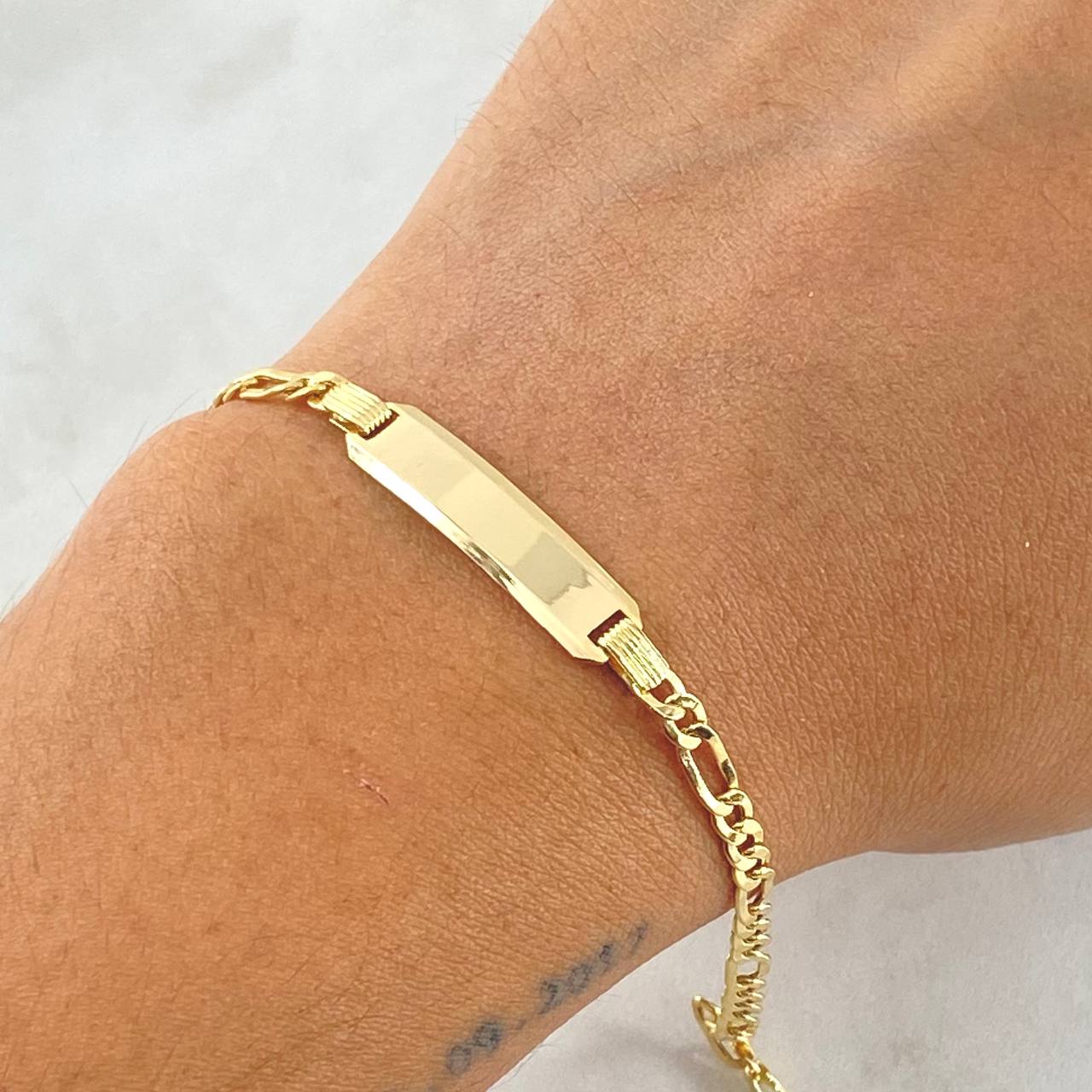 Pulso Figaro Placa Rectangular Curva  3.55gr / 6 3/4 in / 3.3mm Oro Amarillo +1 18K