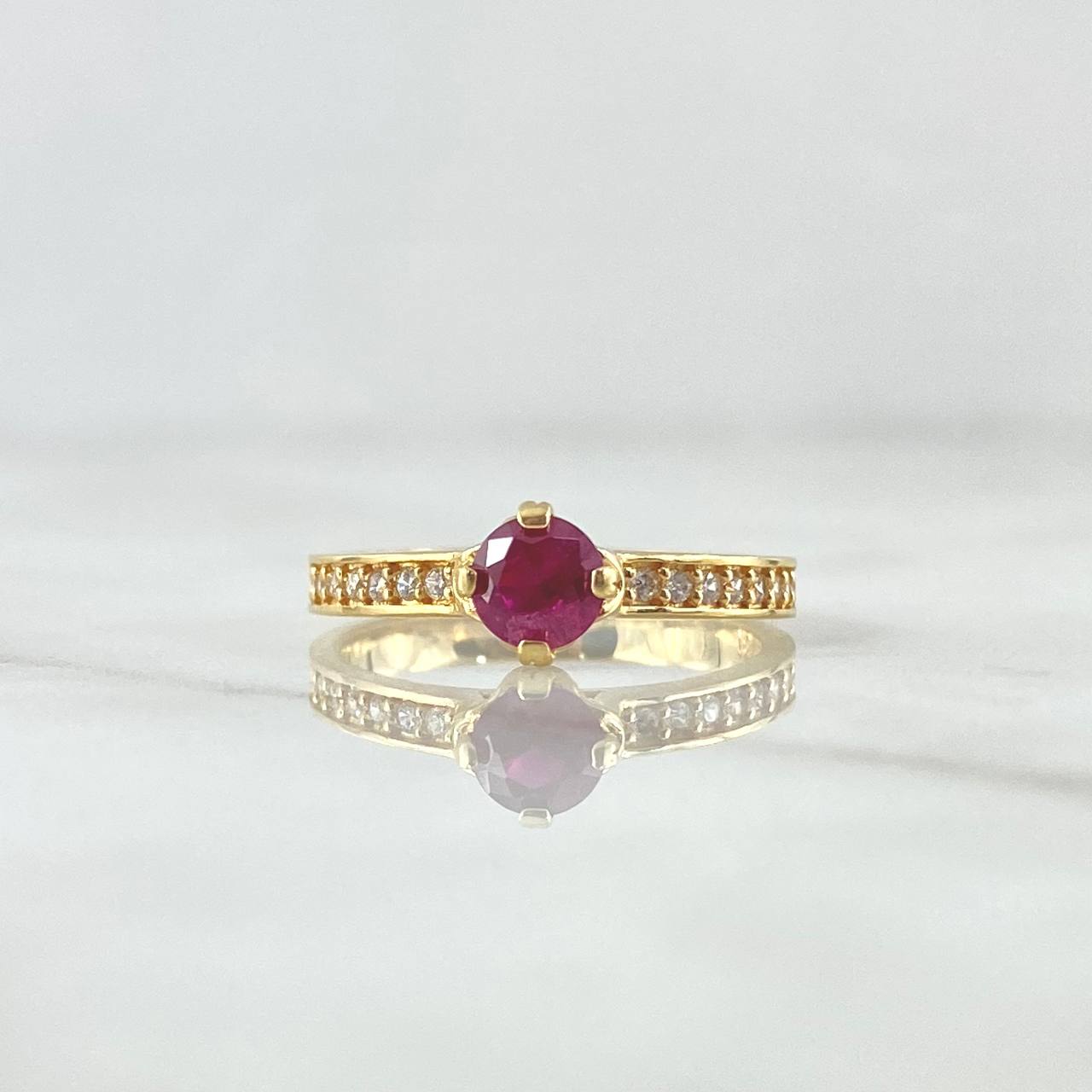 Solitaire Ring In Center 2.95gr / Size 6 1/4 / White and Fuchsia Zircons 18K Yellow Gold