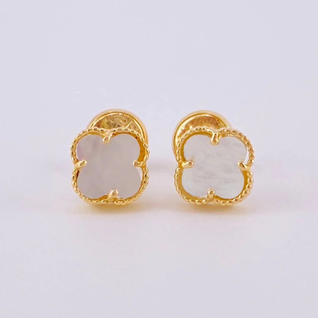 Topos Trébol Nacar Blanco 1.35 g / in / 6.3 mm Oro Amarillo 18K