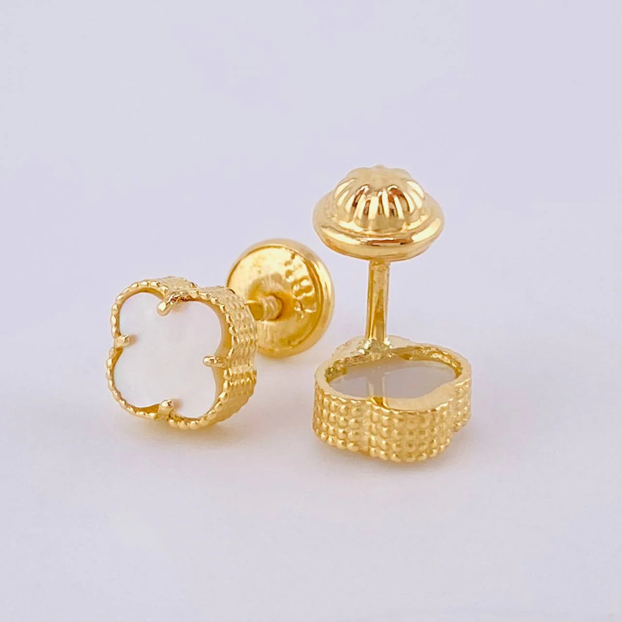 Topos Trébol Nacar Blanco 1.35 g / in / 6.3 mm Oro Amarillo 18K