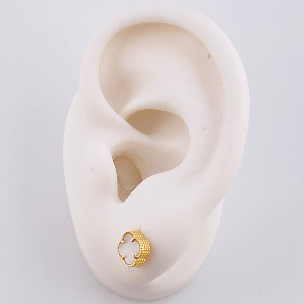 Clover White Stud Earrings 1.35 g / in / 6.1 mm Yellow Gold 18K