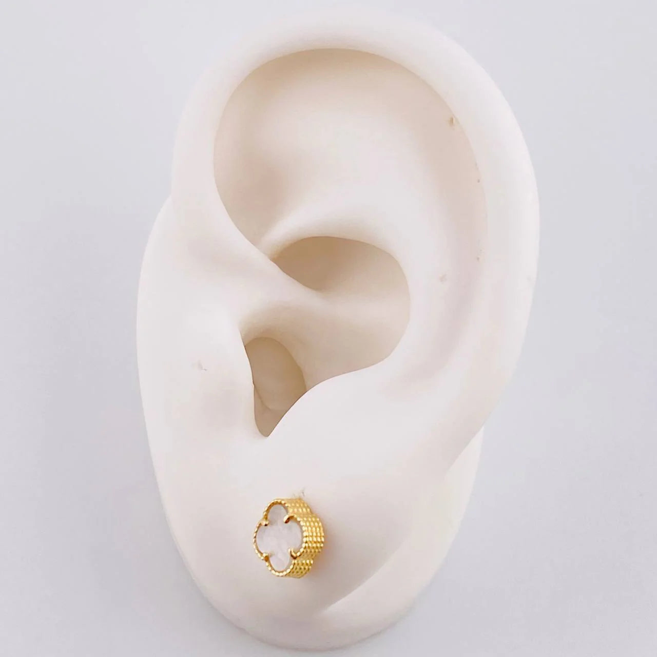 Topos Trébol Nacar Blanco 1.35 g / in / 6.3 mm Oro Amarillo 18K