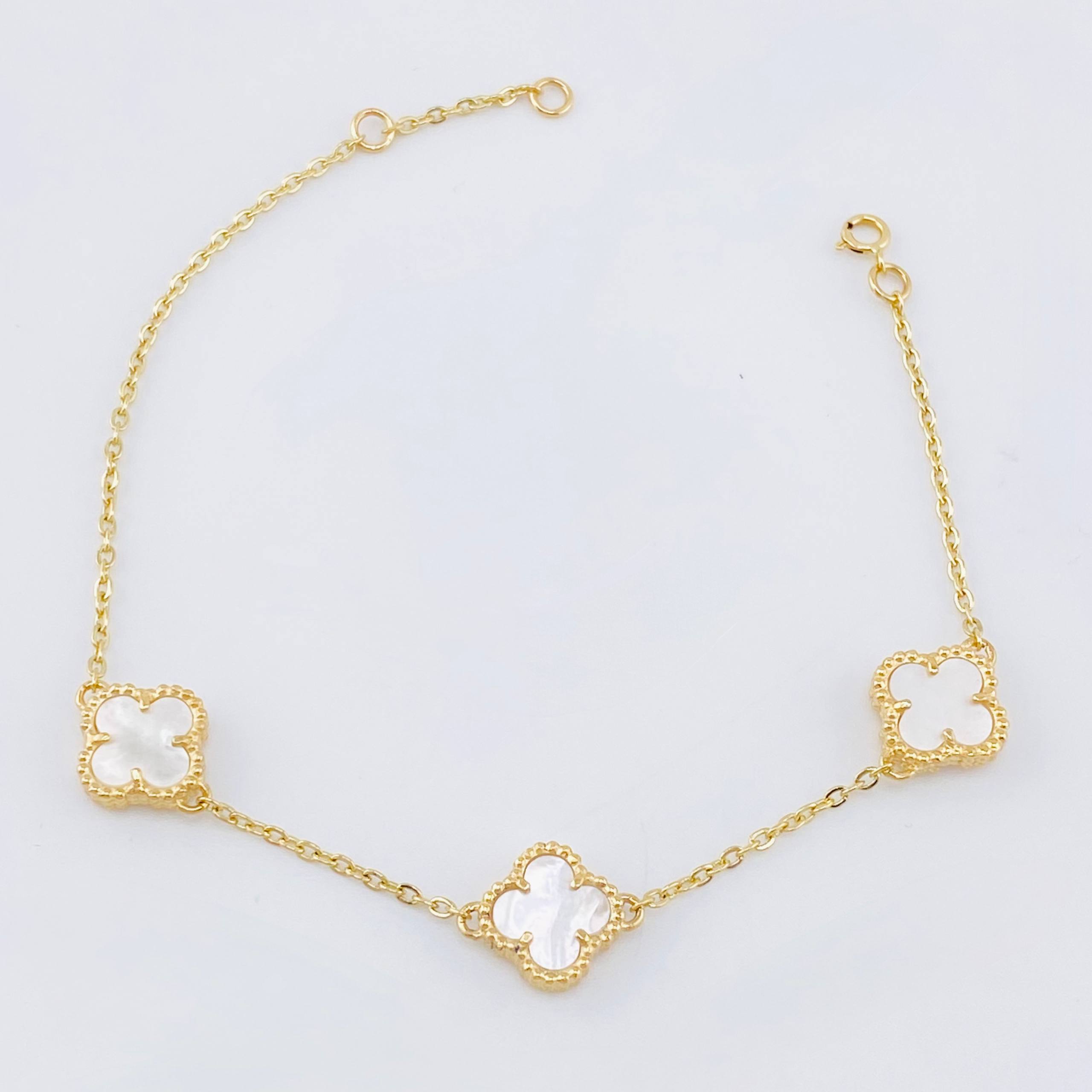 Pulso Trebol Nacar Blanco 4.5gr / 7 1/4 in / 10mm Oro Amarillo Nac.Esp. 18K ©