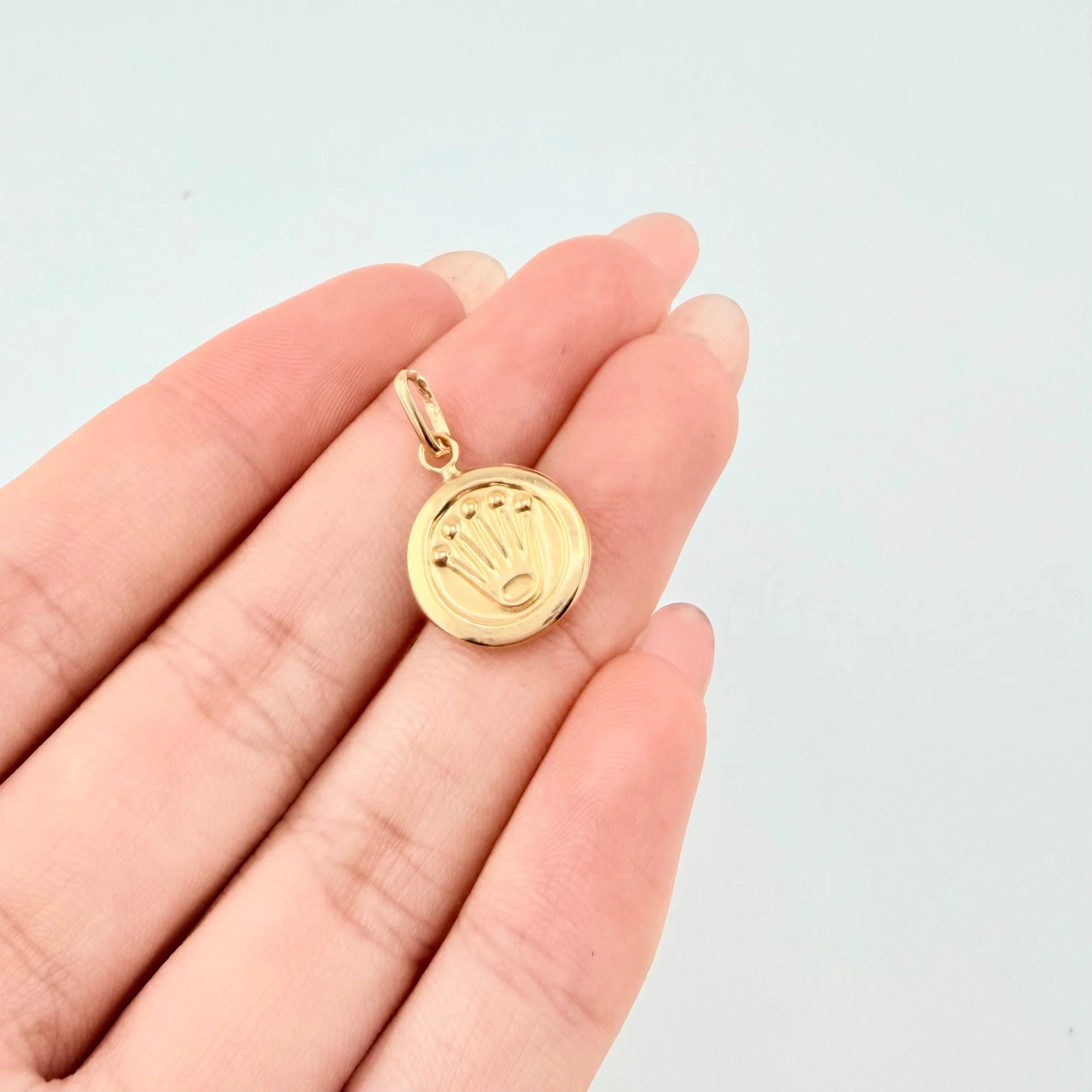 Dije Corona 0.8 g / 3/4 in Oro Amarillo 18K