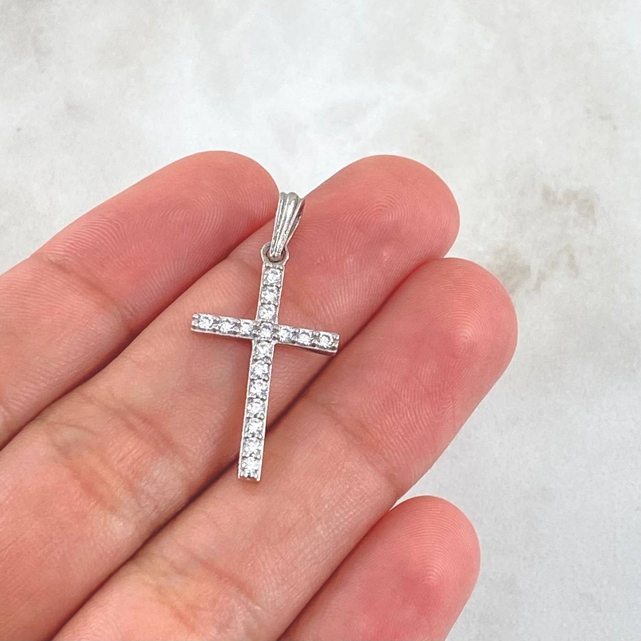 Dije Cruz 1.6gr / 3cm / Circones Blancos Oro Blanco 18K ©