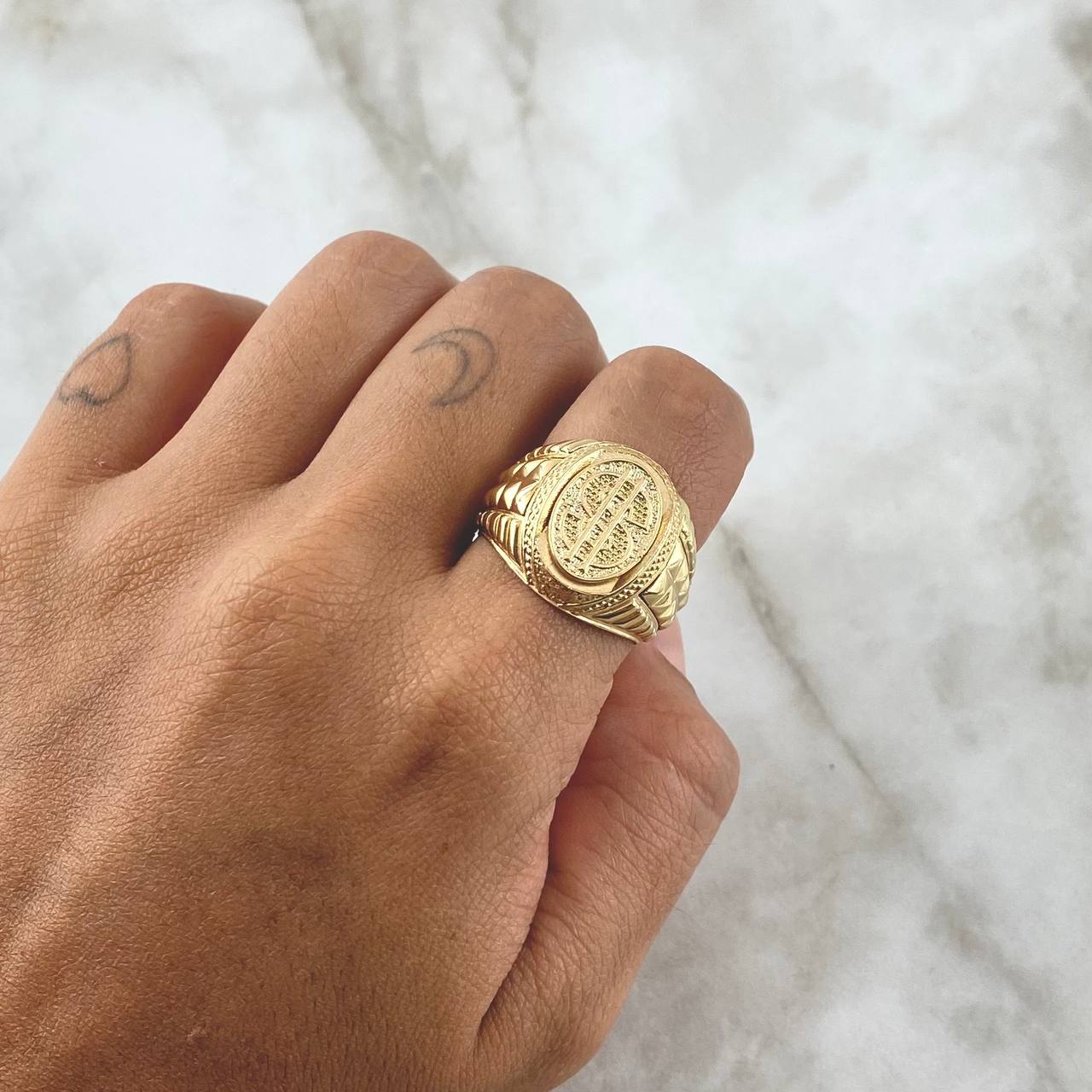 Oval Dollar Sign Ring 6.9gr / Size 10 3/4 / Textured 18K Yellow Gold ©