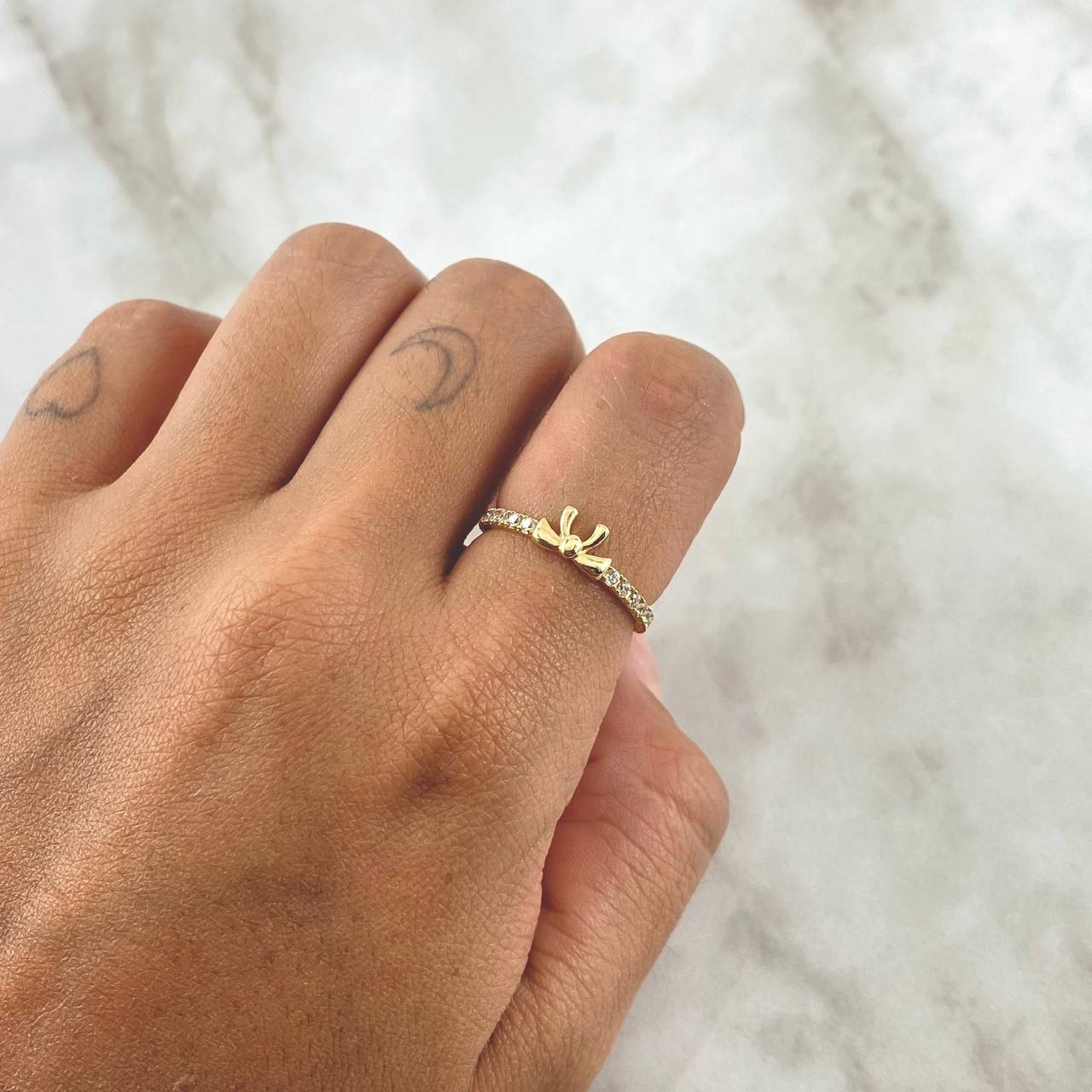 Bow Ring In Half Churumbela 1.7gr / Size 5 1/2 / White Zircons 18K Yellow Gold