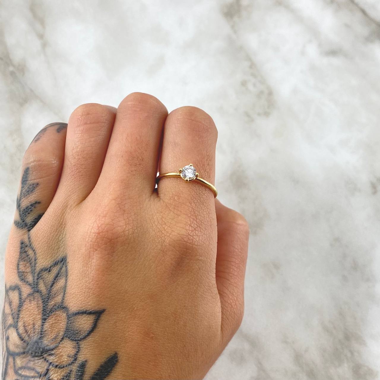 Ring Solitaire Delicate 1.7gr / Size 7 1/2 / White Zircon Yellow Gold 18K