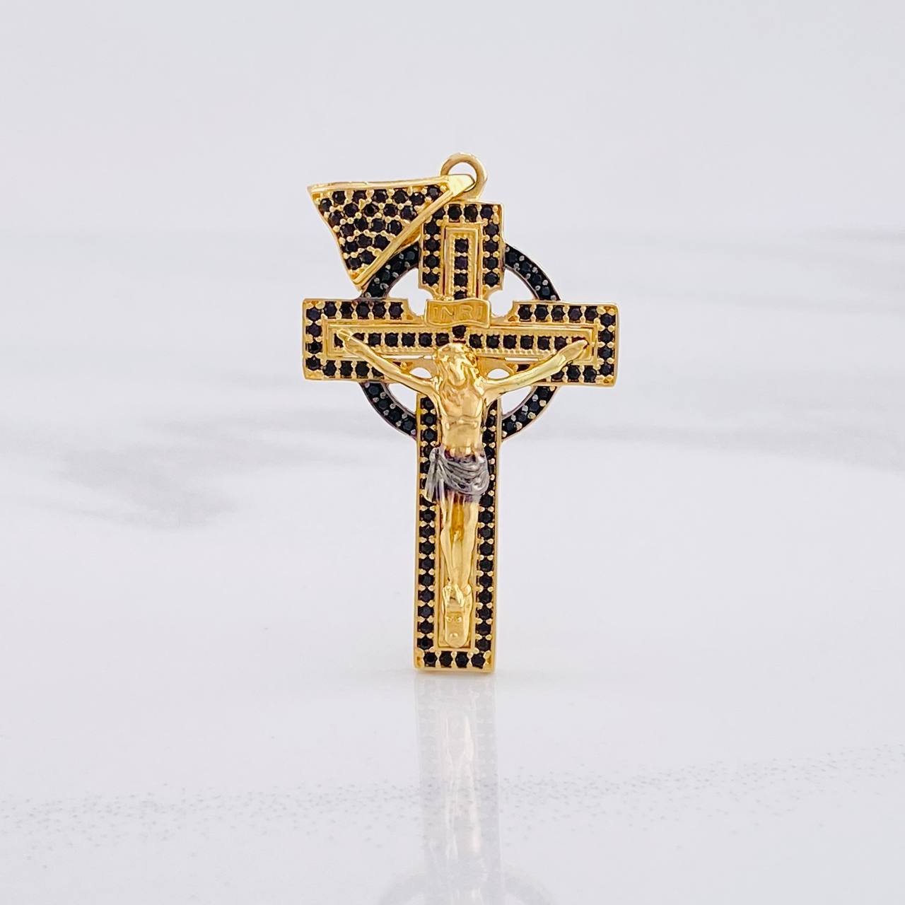 Dije Cruz Cristo Onyx 6.6g / 1 3/4 in Dos Oros Negro Amarillo 18K