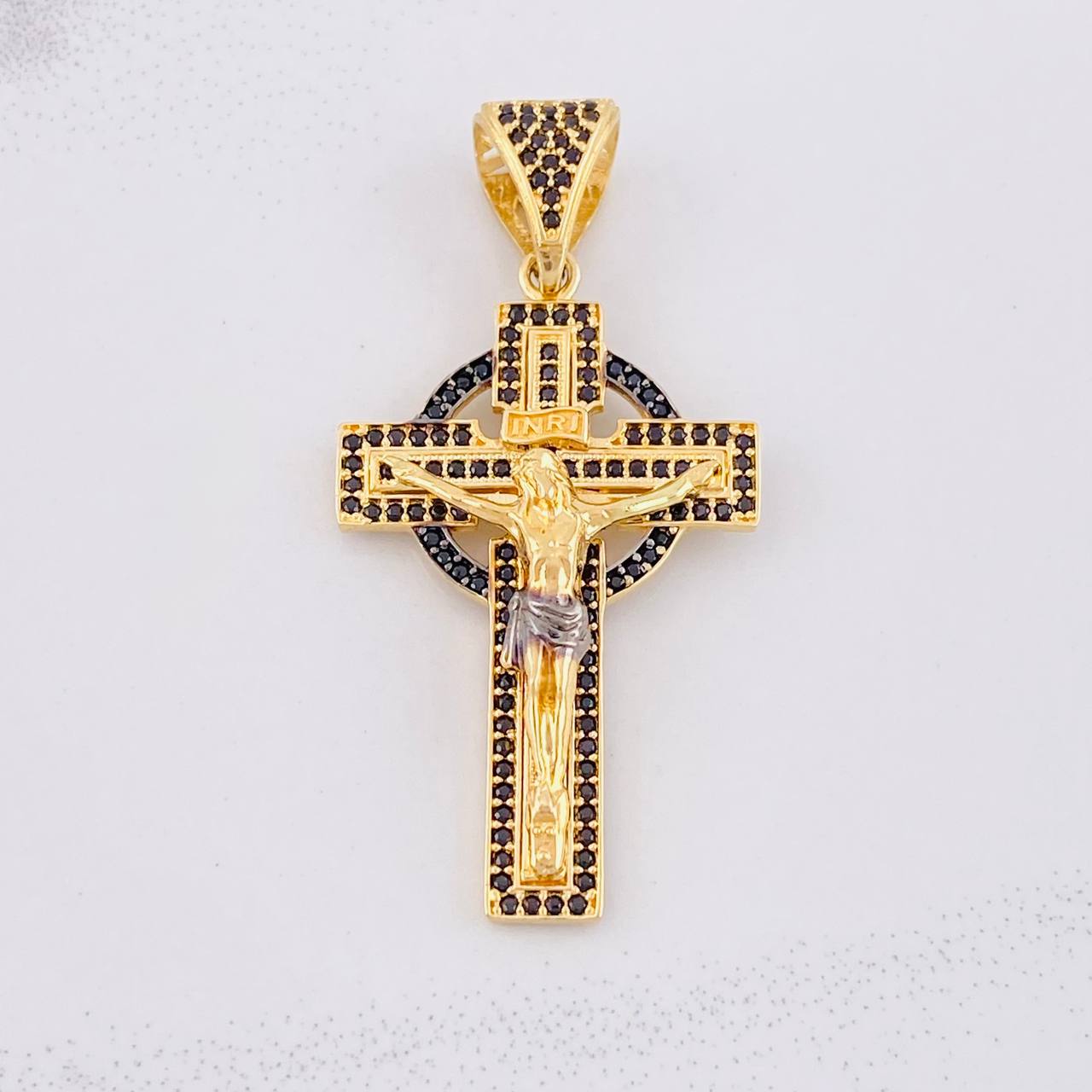 Dije Cruz Cristo Onyx 6.6g / 1 3/4 in Dos Oros Negro Amarillo 18K