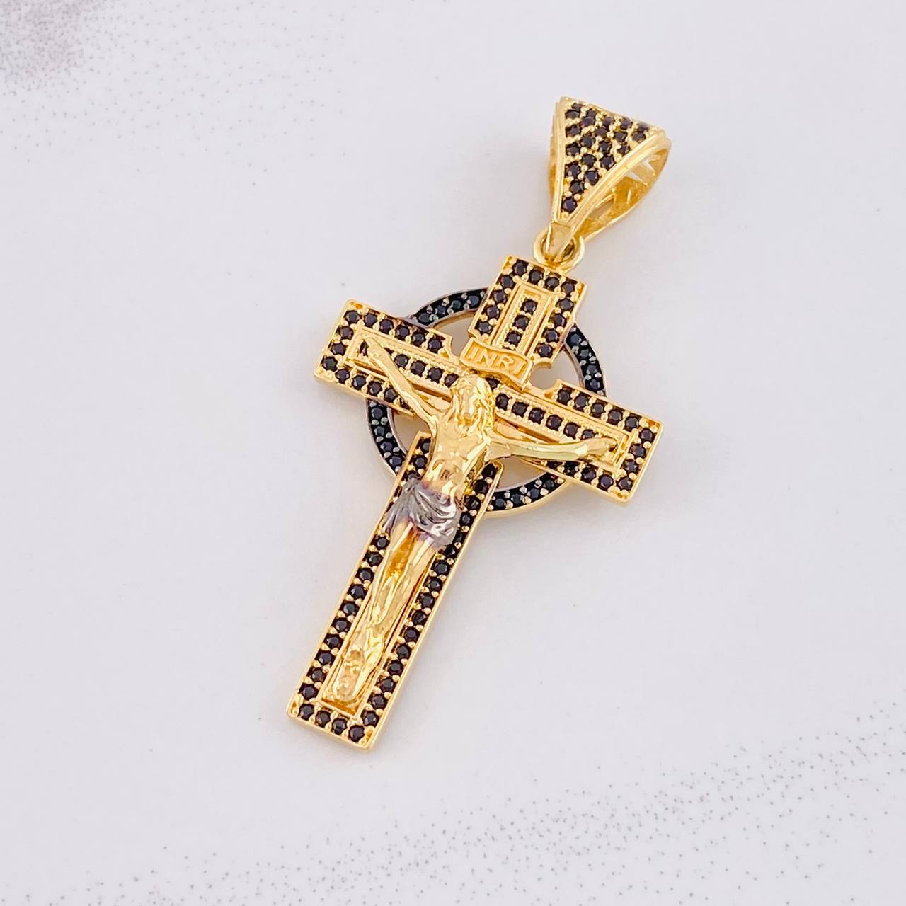 Dije Cruz Cristo Onyx 6.6g / 1 3/4 in Dos Oros Negro Amarillo 18K