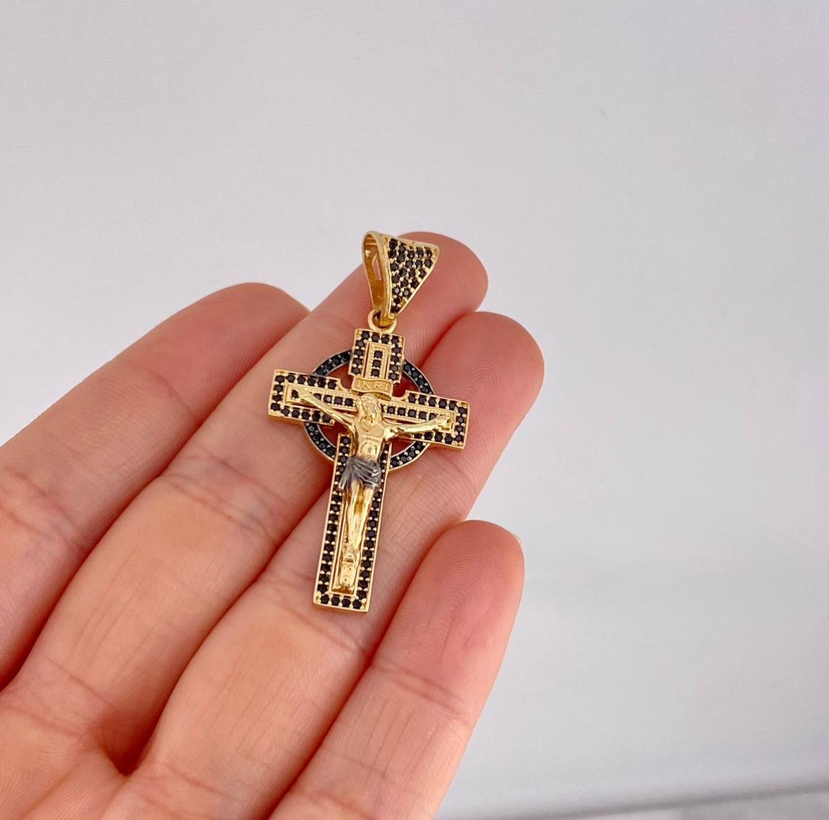 Dije Cruz Cristo Onyx 6.6g / 1 3/4 in Dos Oros Negro Amarillo 18K