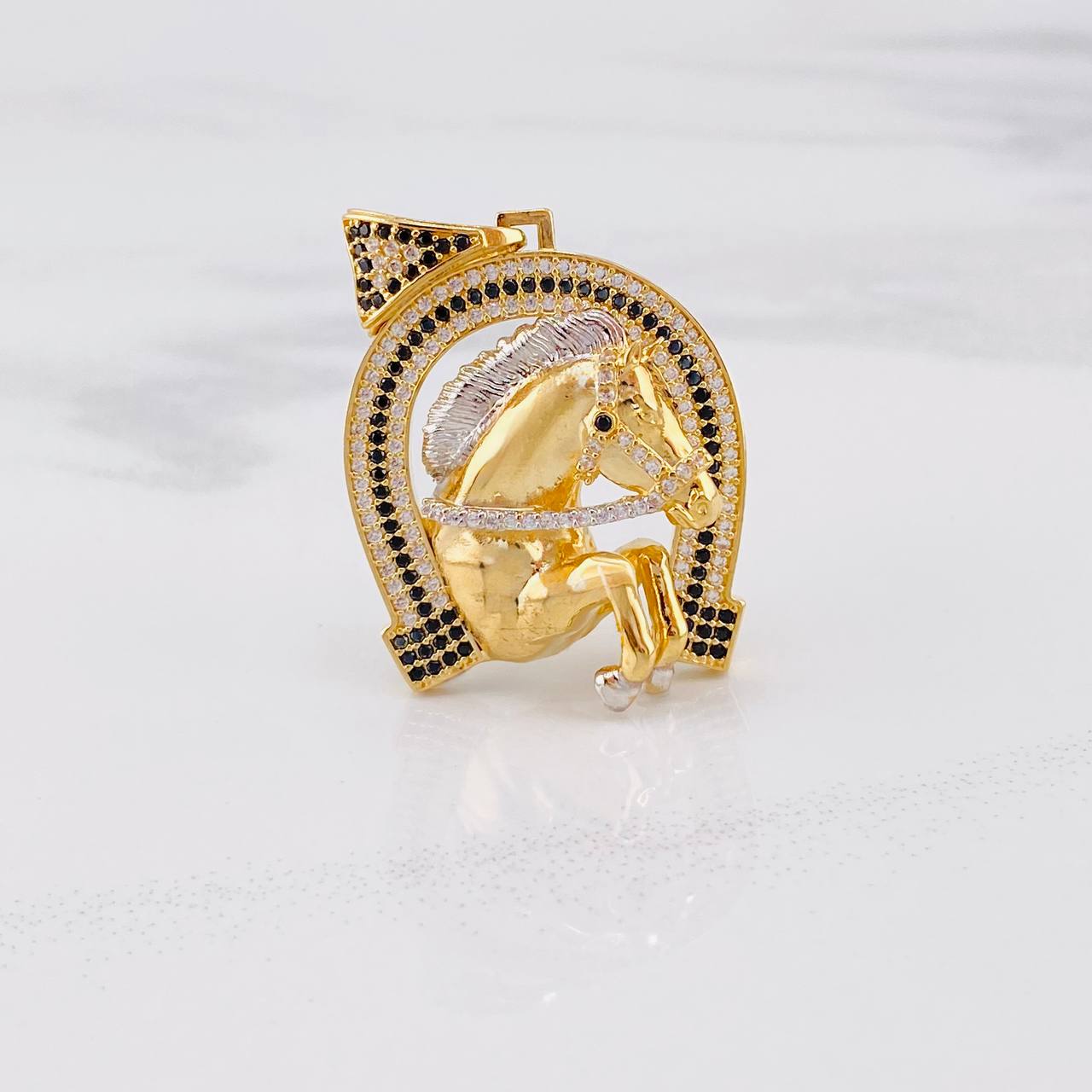 Dije Herradura Caballo 12.6g / 1 1/2 in Dos Oros Amarillo Blanco 18K