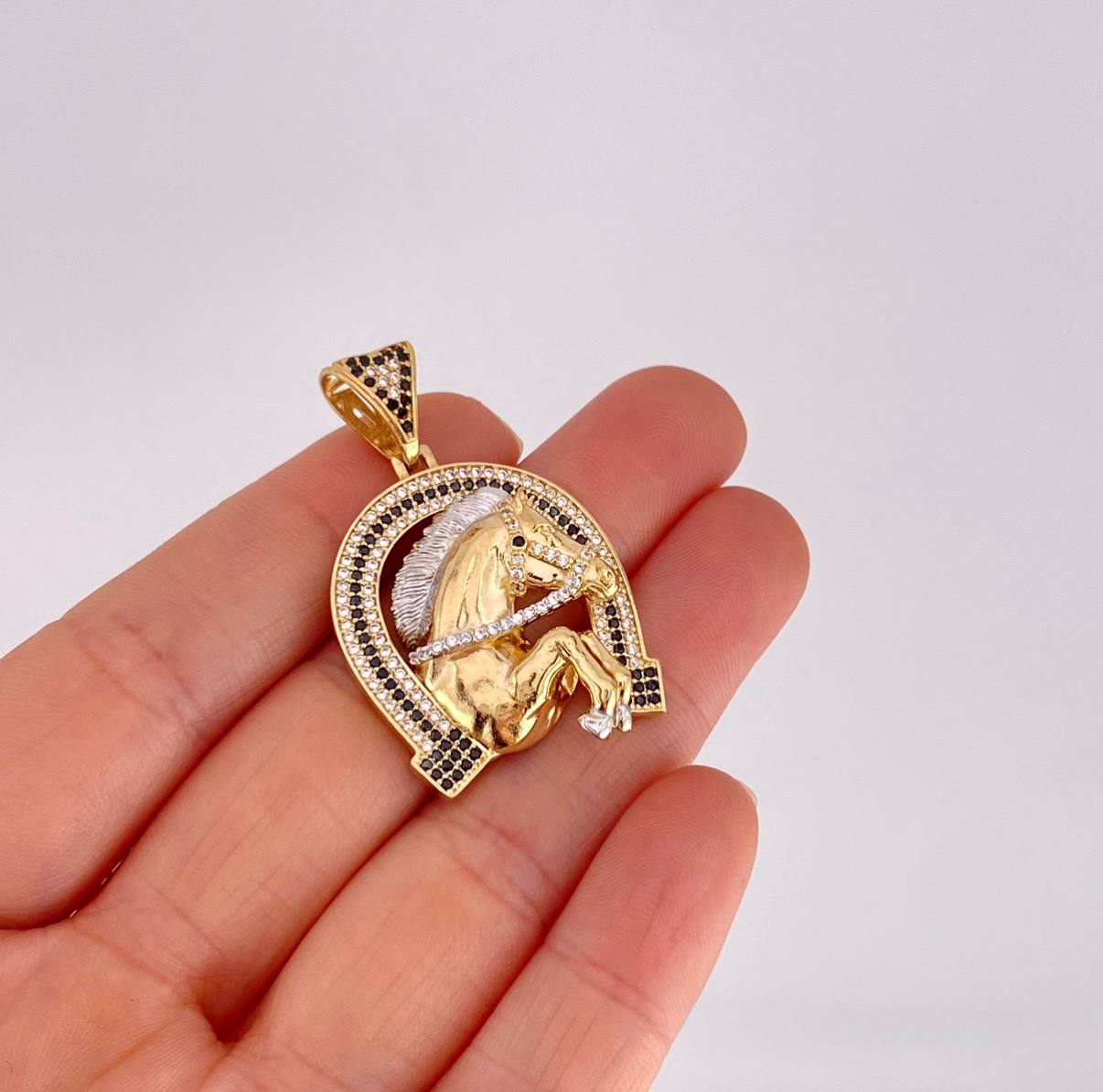Dije Herradura Caballo 12.6g / 1 1/2 in Dos Oros Amarillo Blanco 18K