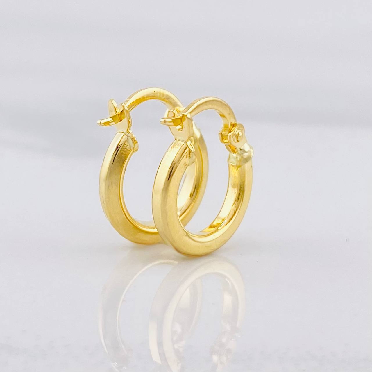 Candongas Lisas 1.1g / 1/2 in Oro Amarillo 18K