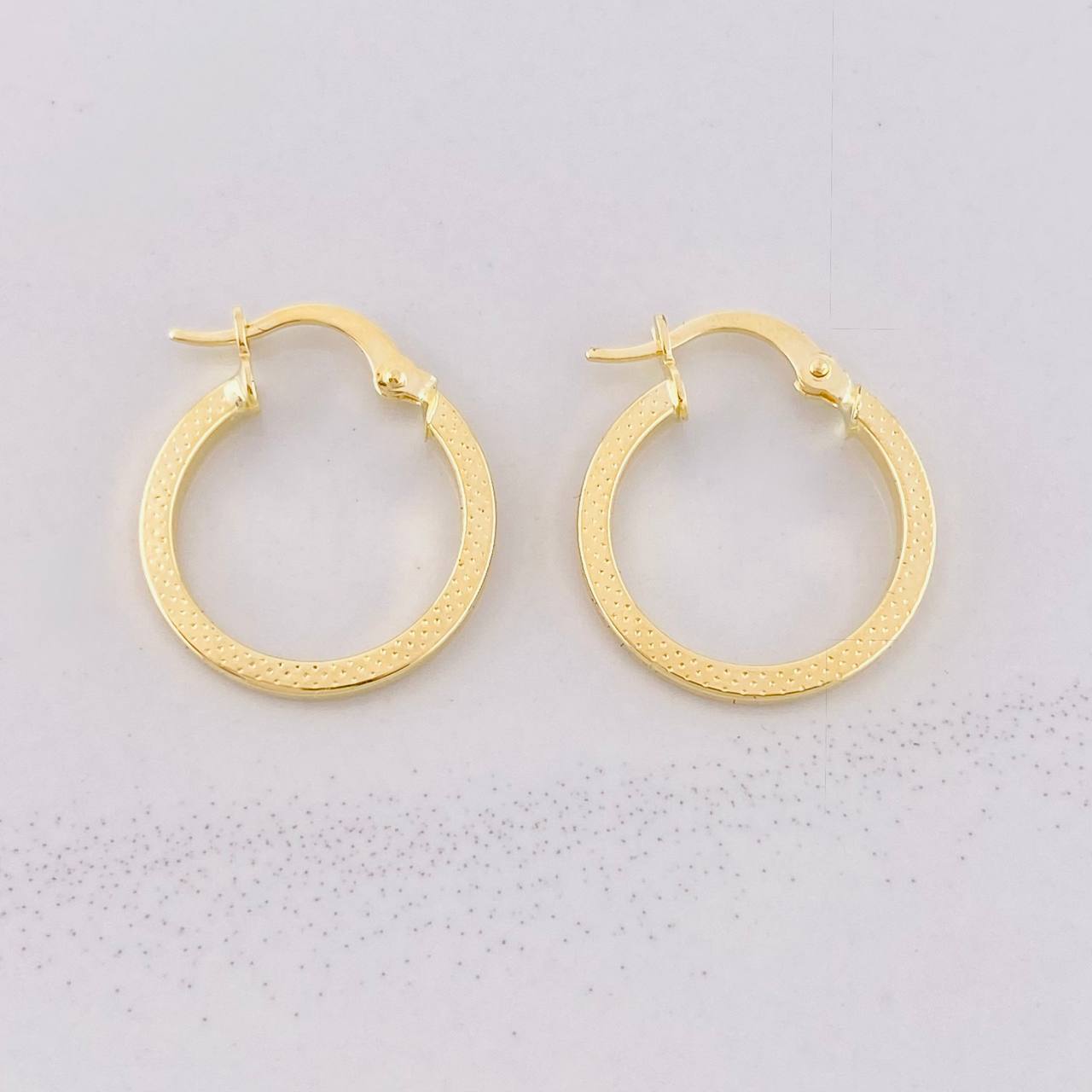 Candongas Punteadas 1.5g / 3/4 in Oro Amarillo 18K